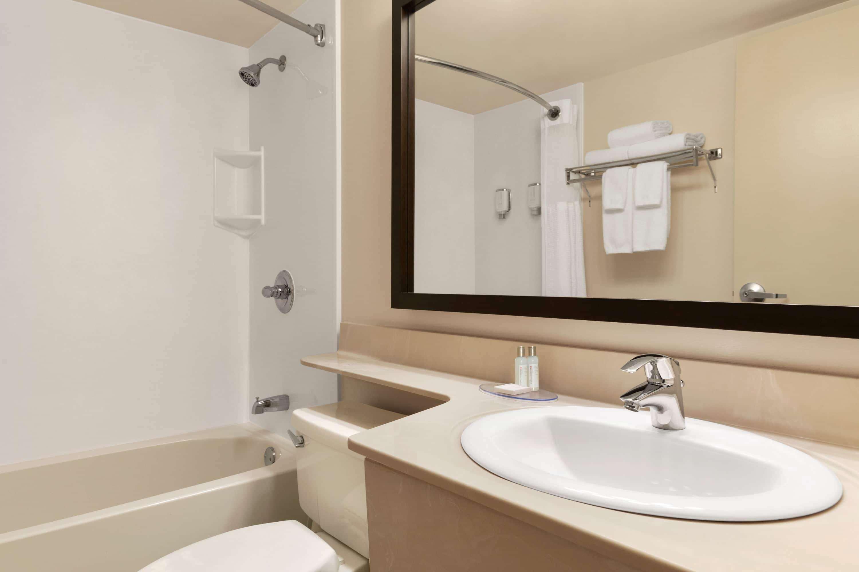 Travelodge Suites By Wyndham Moncton Exterior foto